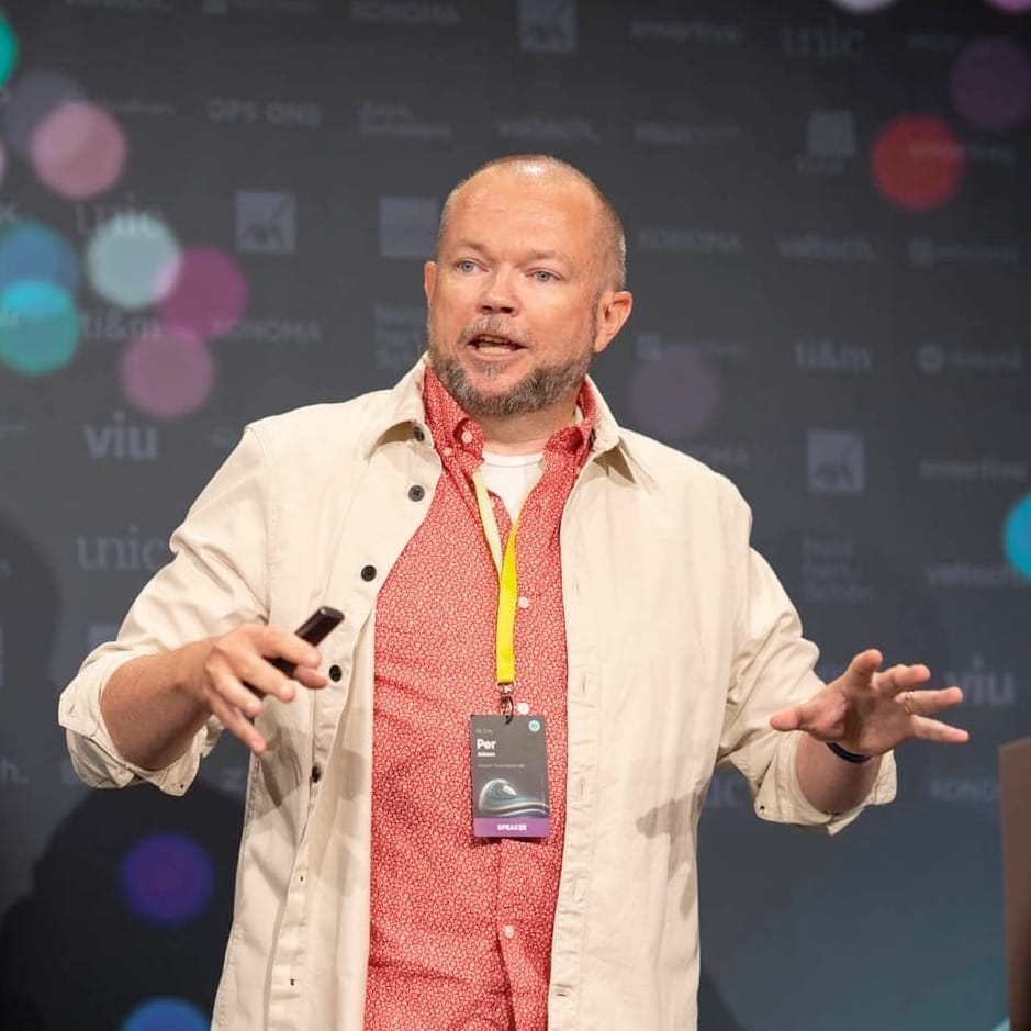 Per Axbom speaking on stage at Front Conference in Zürich, 2022.